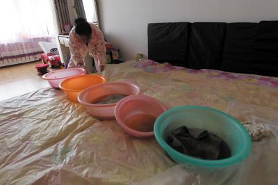 德兴楼上漏水，住户失联，小区没物管，业主维权难！律师来支招……
